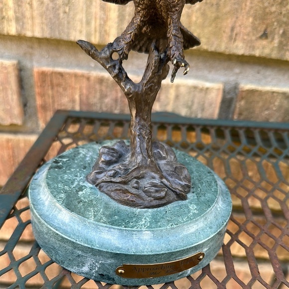 Phil Hauser Approaching Eagle bronze Sculpture on marble Base - Picture 10 of 14